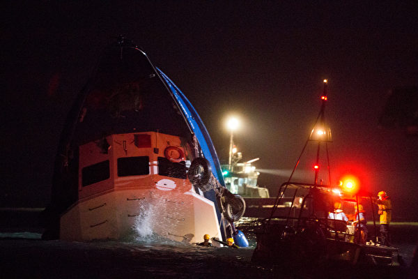 准备到维多利亚海港观赏“十一”烟花的船只“南丫四号”，被一艘港九小轮双体船拦腰撞中，迅速垂直向下沉，船底插在海床，船头露出水面。 (Lam Yik Fei/Getty Images)