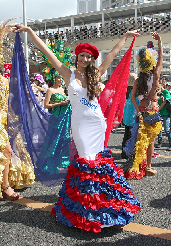 世界小姐也是首次參加那霸市踩街，法國佳麗展現法國國旗概念的禮服。（攝影：李賢珍/大紀元）