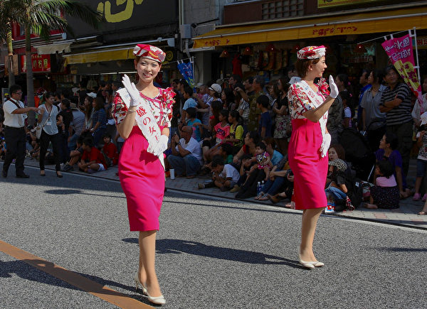 宣傳沖繩名產泡盛清酒的「沖繩泡盛女王」。攝影：李賢珍/大紀元）
