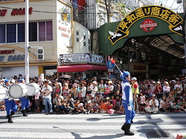 天國樂團首次參加那霸市「市民演藝、民俗傳統藝能踩街」。（攝影：李賢珍/大紀元）
