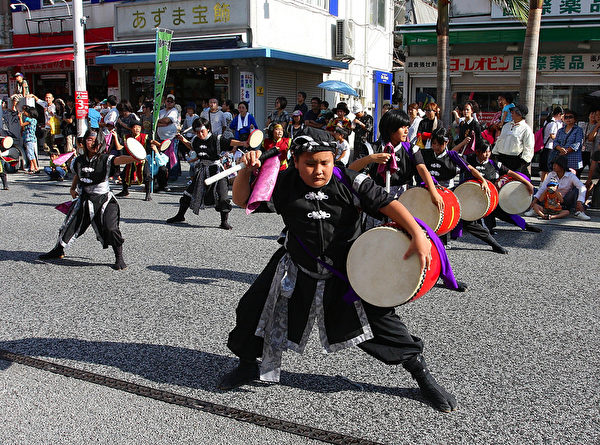 学生们穿着冲绳传统服饰表演太鼓（摄影：李贤珍/大纪元）