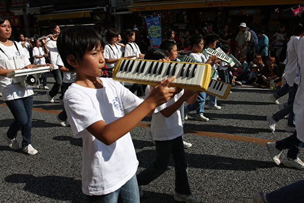 沖繩「上山中學校」的學生樂團踩街隊伍。（攝影：李賢珍/大紀元）