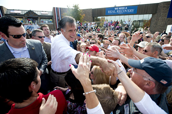 10月13日，美國總統候選人羅姆尼參加俄亥俄州肖尼州立大学的競選活動，圖為羅姆尼在演講後和選民握手（Getty Images)