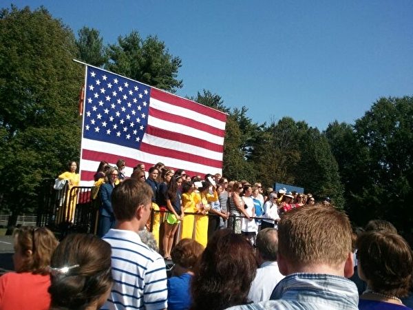 9月份罗姆尼在维吉尼亚州一个公园举行的竞选活动现场。华盛顿DC法轮功学员王春英和马春梅见到罗姆尼，并和其握手和递交中共活摘器官指控的信件（大纪元）