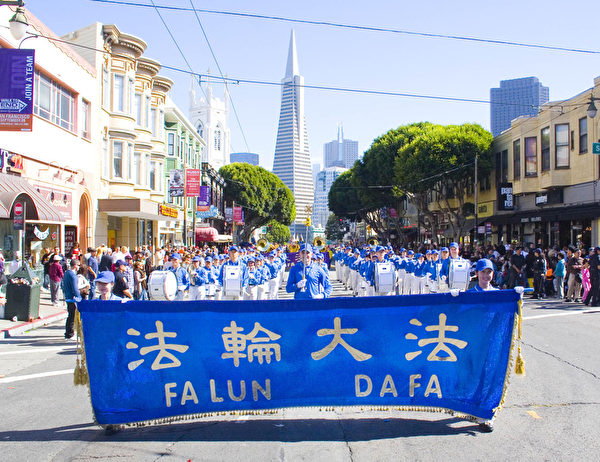 二零一二年十月七日，北加州法輪功學員應邀參加了舊金山一年一度的哥倫布節慶遊行。祥和壯觀的隊伍受到沿途觀眾的熱烈歡迎。