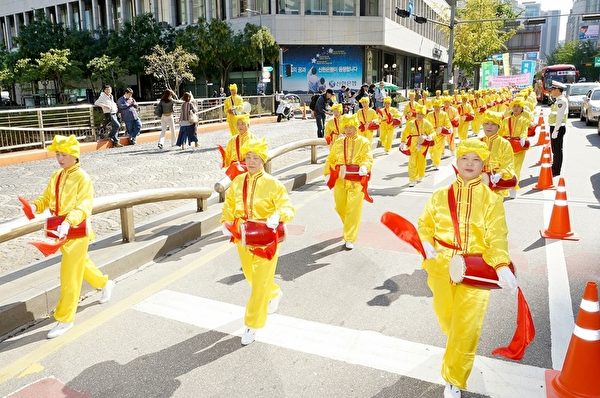 10月14日，韩国多家市民团体在首尔明洞举行集会游行，声援中国民众三退（退出中共党、团、队组织）人数突破1亿2500万。（摄影：金国焕/大纪元）