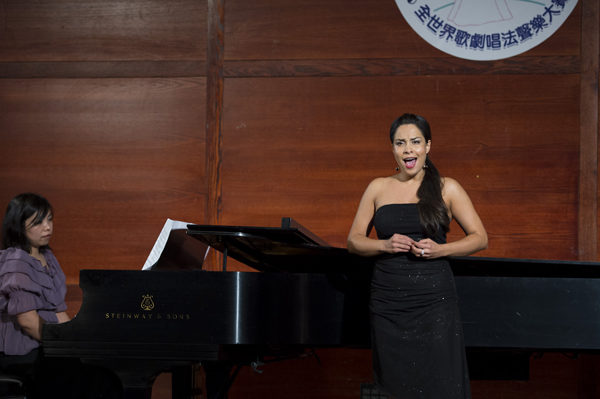 来自智利的选手女高音Elisa Cordova在初赛上演唱“Ay, Ay, Ay”by Freire (Chilean Song), E major。(摄影﹕戴兵/大纪元)