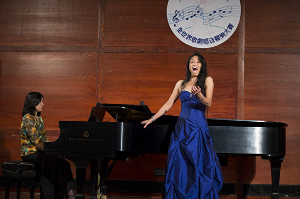 圖﹕美國選手女高音Jie Peters在複賽上演唱“O! Quan te volte by Bellini ”和“Come perme Bellini”。(攝影﹕戴兵/大紀元)