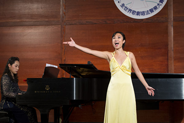 圖﹕來自加拿大的選手女高音Yun Cindy Zhang在複賽上演唱 “Saper Vorreste ”和“Volta La Terrea”。(攝影﹕戴兵/大紀元)