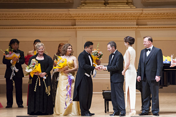 西西里歌劇學院院長格羅索（William Grosso，右三）為第六屆「全世界歌劇唱法聲樂大賽」銅獎獲得者頒獎。圖為格羅索正在頒獎給銅獎得主之一來自馬來西亞的男高音選手陳韋翰。（攝影：戴兵/大紀元）