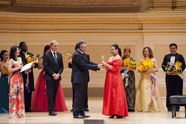 圖：世界頂級歌劇演唱家馬塞洛．喬達尼（Marcello Giordani）為女聲金獎獲得者——台灣選手左涵瀛頒獎。（攝影：戴兵/大紀元）