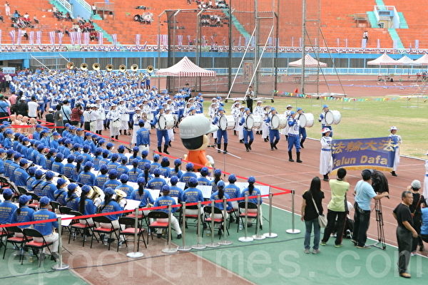 天国乐团引领全国各县市义消竞技队伍入场。 （摄影：林仕杰 / 大纪元）