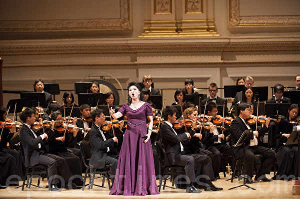 神韵交响乐团的全球首次公演在世界顶级音乐殿堂——纽约卡内基音乐厅上演。图为神韵著名女高音歌唱家黄碧如在演唱《生命的意义是什么》。（摄影：戴兵/新唐人）