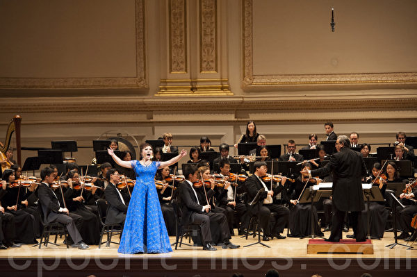 神韵交响乐团的全球首次公演在世界顶级音乐殿堂——纽约卡内基音乐厅上演。图为神韵著名女高音歌唱家耿皓蓝在演唱《人生何为》。（摄影：戴兵/新唐人）