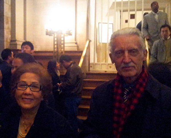 前駐聯合國大使John Fletcher和夫人一起觀看了神韻交響樂團在世界頂級音樂廳——卡耐基音樂廳的世界首演，他們盛讚神韻交響樂團的音樂會「非常棒」。（攝影：陳天成/大紀元）