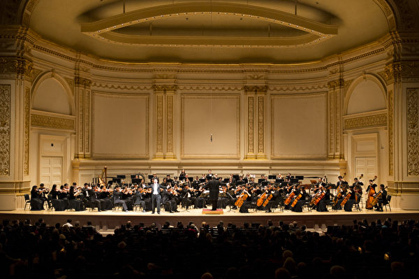2012年10月28日，纽约卡耐基音乐厅迎来了神韵交响乐团世界首演，其演奏的旷世天音震撼了现场所有的听众，演出结束观众全体起立致谢，长时间站立鼓掌。美国音乐评论人称今天是世界音乐历史上的重大时刻，神韵交响乐团在西方交响乐团加入东方元素后，创造出历史上前所未有的辉煌。（摄影：戴兵/新唐人）