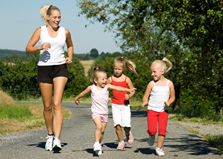 運動可以很簡單，親子一起跑步，既快樂又健康。（攝影：Fotolia）