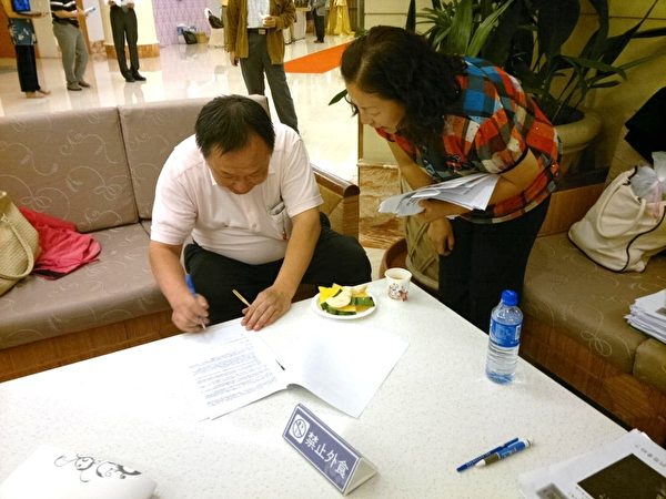台灣國際器官移植關懷協會義工邀請醫界人士簽署聲明書支持義行。（攝影：李昭幸／大紀元）