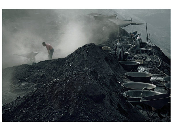 圖﹕社會生活類銅獎作品《洗煤的人 》﹐ 作者為中國大陸的陳韶華。