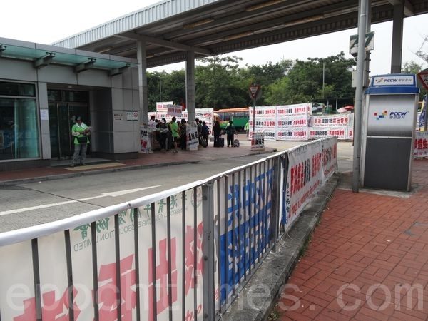 中港邊境落馬洲，中共惡黨團夥「香港青年關愛協會」的橫幅霸佔了幾乎每一寸欄杆及空間，而且法輪功學員靜坐的四周都被協會的橫幅包圍，寸步難行。（市民提供）