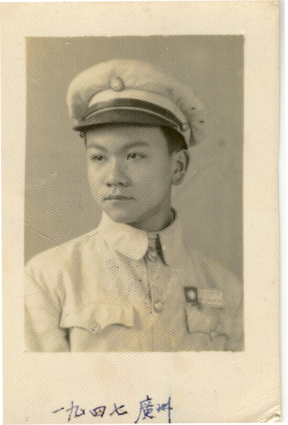 柯其毅1947年，在广州的中国德语高中Chinese Germna High School，穿学生制服照。（柯其毅提供）