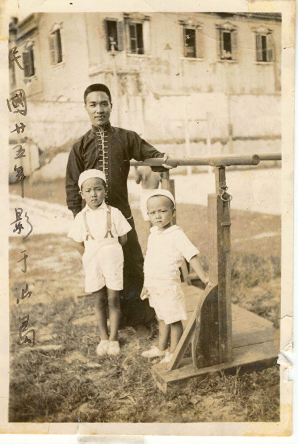 1936年，柯其毅父親帶著兩個兒子，右為柯其毅，中為柯其毅哥哥K.K.，在廣東汕頭合影。（柯其毅提供）