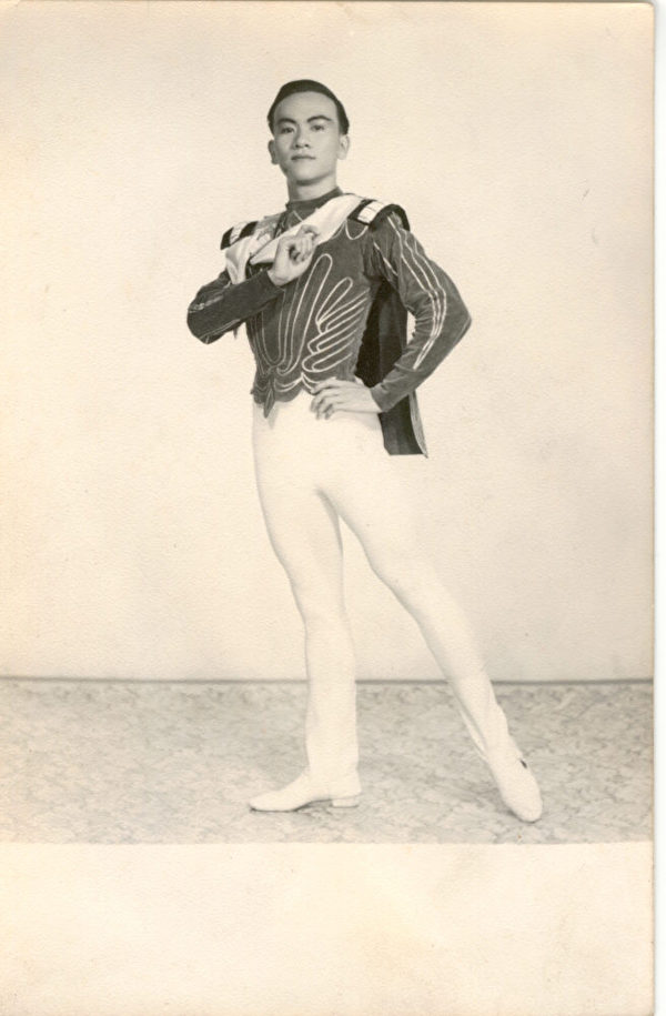 柯其毅在1959年，跳芭蕾舞《天鹅湖》中，表演王子齐格费里德。（柯其毅提供）