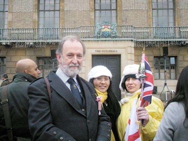 2012年11月28日，法輪功學員歡迎劍橋公爵夫婦的到來，並希望他們能堅守良知，維護正義。（攝影：文華/大紀元）