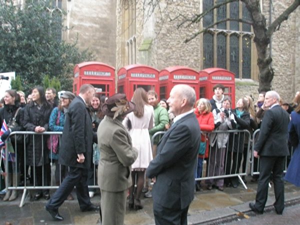 2012年11月28日，李桂華博士（左2）遞交給公爵夫人信後的場景。凱特身穿米色短呢子大衣。（攝影：文華/大紀元）