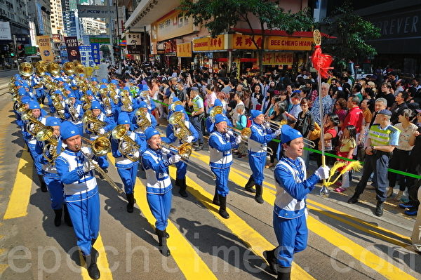 2012年香港法轮功学员纪念“4‧25”举行反迫害大游行，天国乐团吹奏法轮大法好乐曲。（摄影：宋祥龙/大纪元）