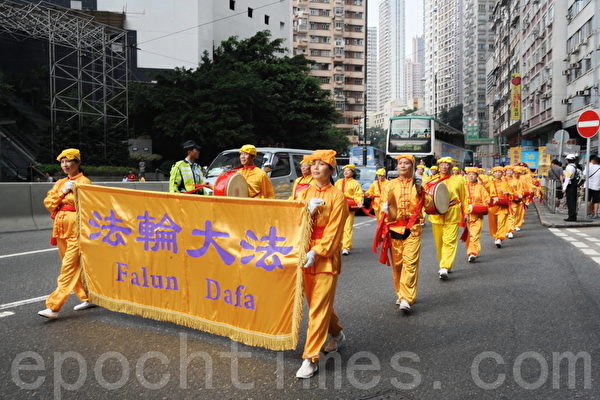 10月1日是中共竊國63年的中華國殤日，大法弟子在香港舉行反迫害大遊行。（攝影：孫青天／大紀元）