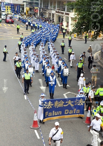 10月1日是中共竊國63年的中華國殤日，大法弟子在香港舉行反迫害大遊行。（攝影：余綱／大紀元）