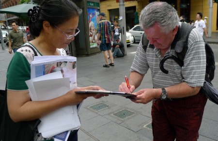 12月2日中午，在悉尼市中心的乔治大街近唐人街的地方，举行了声援中国大陆近一亿3千万“三退”人士的集会活动。现场民众在征签版上签名，希望制止中共活摘器官的暴行。（摄影：简玬/大纪元）