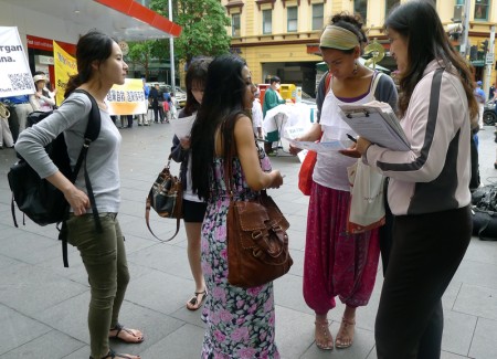 12月2日中午，在悉尼市中心的乔治大街近唐人街的地方，举行了声援中国大陆近一亿3千万“三退”人士的集会活动。青年学生们前来了解真相（摄影：简玬/大纪元）
