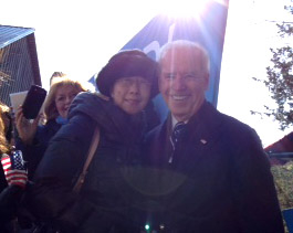美國副總統拜登（右）和華盛頓DC法輪功學員Angela Lee。（圖：拜登助手提供）