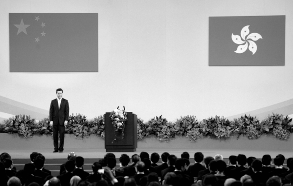 梁振英在7月1日向胡錦濤宣誓就職的時候，選擇用普通話而不是本地方言粵語發表就職演講，引發爭議，網上有人指責梁振英的語言選擇是向北京「叩頭」。（AFP/Dale de la Rey）
