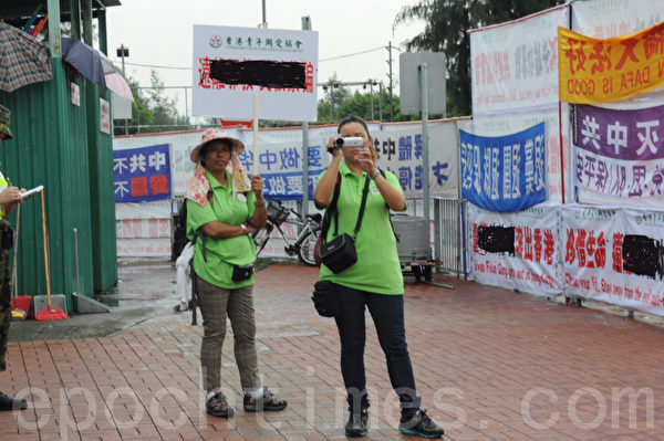 青關協會女頭目（右邊）趙小容配備攝影機和相機（大紀元圖片）