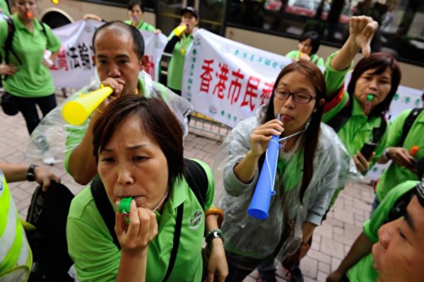 近半年多来，香港再现“文革”煽动仇恨法轮功的“香港610仇恨事件”，骚扰法轮功真相点。（大纪元）