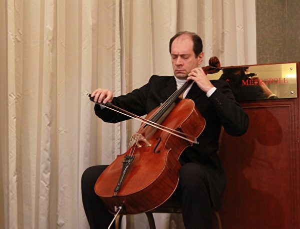 捷克著名大提琴家、作曲家和指挥家本达（Christian Benda）先生首先用大提琴演奏开场，表达他对这次活动的支持。（摄影：李景行/大纪元）