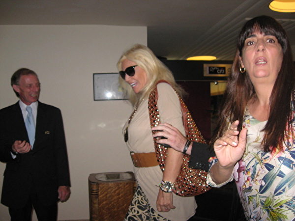 花旗歌剧院的资深工作人员阿托先生（左）迎接阿根廷电视界的最大名人苏珊娜女士（中）进剧场（摄影：李辰/大纪元）