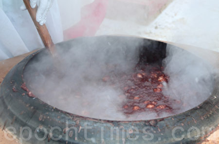 12月21日是“冬至”，韩国人有喝红豆粥的习俗。首尔观光景点“韩屋村”当天为游客免费熬制红豆粥。（摄影：全宇/大纪元）
