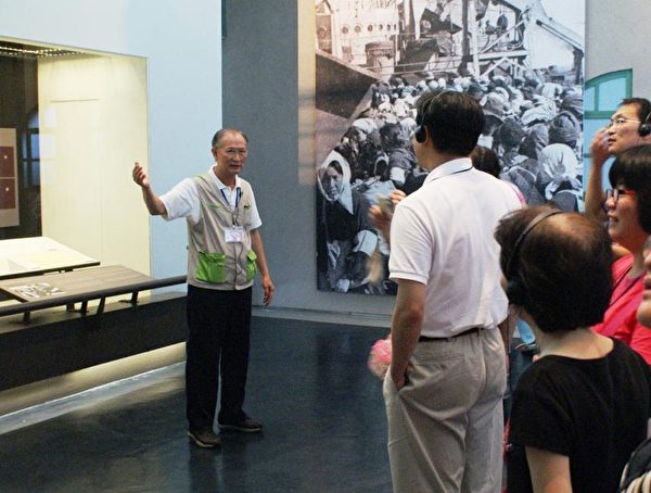 二零一二年陳柏湘在歷史博物館導覽。