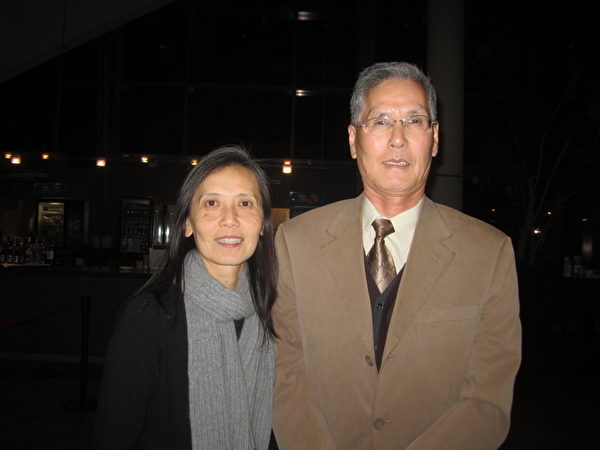 蘇先生和太太一起觀賞了當晚的神韻演出，他表示：「40多年了，我都沒有看到過這樣傳統、這樣美的中國藝術。」（攝影：李佳/大紀元） 