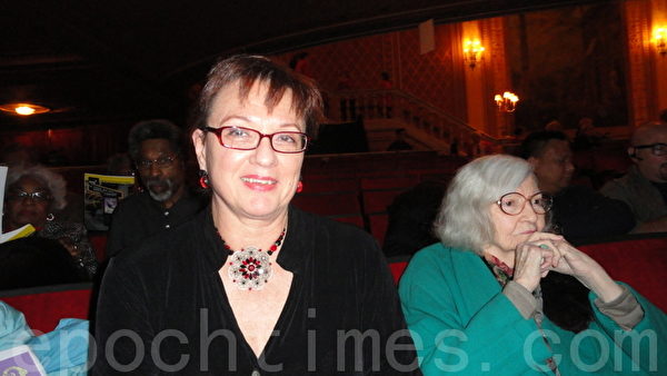 香港表演藝術學院前院長Margaret Carlson和母親一同觀看了克利夫蘭的首場神韻晚會，她表示：「演員們的技藝非常精湛！」（攝影：唐明鏡/大紀元）