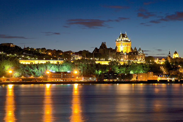 魁北克市著名的古堡Le Château Frontenac瀕臨聖勞倫斯河。（Wikimedia Commons）