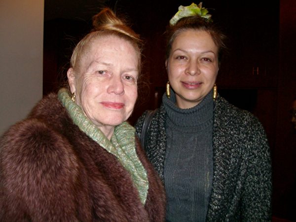 美术馆馆长兼画家Heidi Powell（右）于12月27日下午同朋友一起观看了神韵演出（摄影：陈怡然/大纪元）