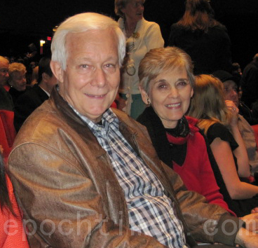 慈善嘉實基金會（Harvest Foundation）總裁鮑勃•莫菲特（Bob Moffitt）和太太觀看了12月27日在聖地亞哥市政劇場的神韻演出，被舞蹈的優雅高貴所折服。（攝影：楊婕／大紀元）