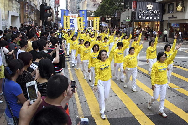 2012年示范平和的“法轮功”功法，向香港市民讲真相。（摄影：潘在殊／大纪元）