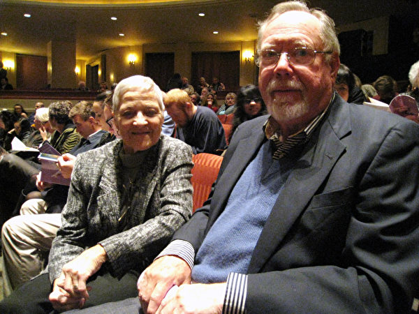 前康州国会议员Sonny Googins和她的丈夫、前康州大学法学教授Bob Googins于29日一起观看了神韵在圣地亚哥的巡回演出。（摄影：方圆/大纪元）