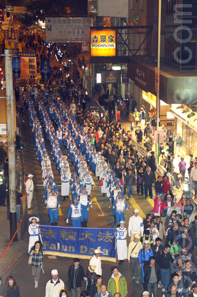 2013年1月1日逾13万港人新年游行，促中共支持的港府梁振英下台。法轮功修炼者参加游行，天国乐团吹奏“法轮大法好”（摄影：潘在殊/大纪元）